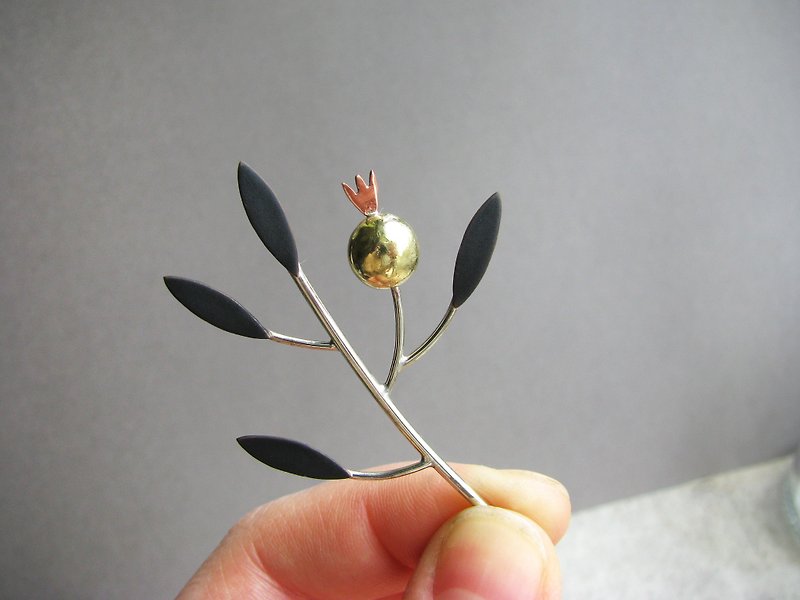 pomegranate brooch pin, handmade jewelry gifts - เข็มกลัด - ทองแดงทองเหลือง สีเงิน
