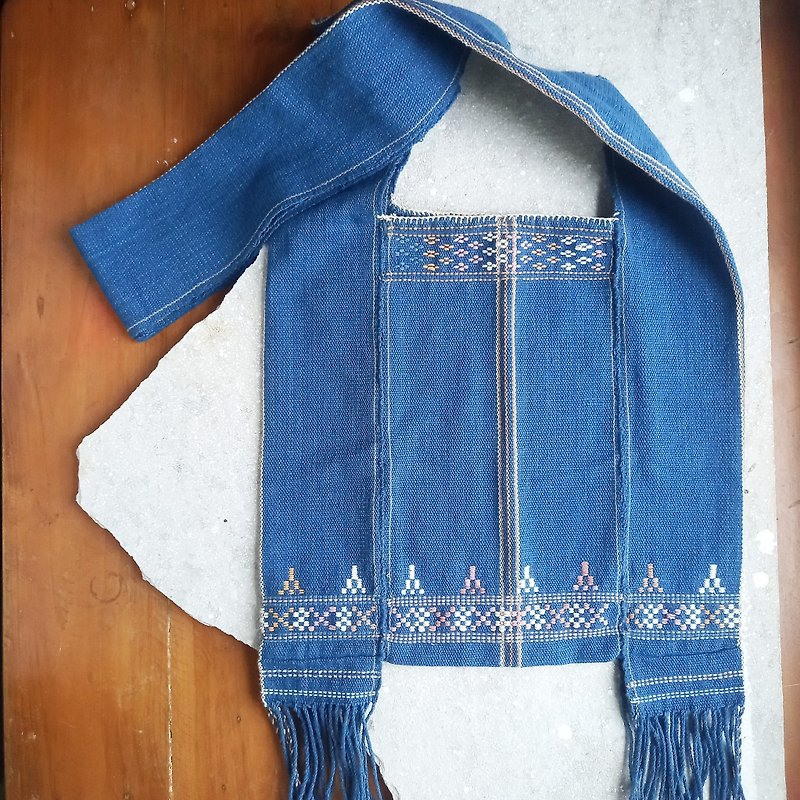 草木染めコットンの手織りショルダーバッグ / 藍 三角柄 / 手縫い / 1点もの One of a kind - ショルダーバッグ - コットン・麻 ブルー