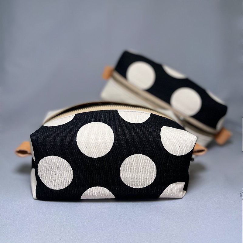 Dot Contrast Cosmetic Bag Clutch - กระเป๋าคลัทช์ - ผ้าฝ้าย/ผ้าลินิน สีดำ