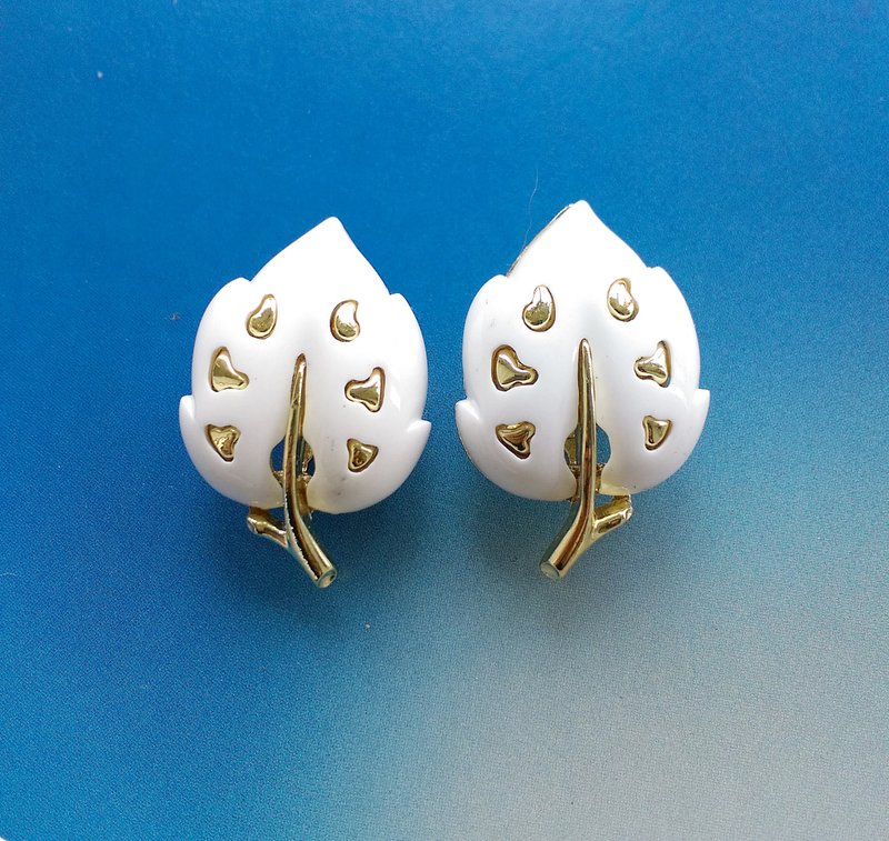 Vintage Jewelry 西洋古董飾品 SARAH COV White Velvet 夾式耳環 - ต่างหู - วัสดุอื่นๆ สีทอง