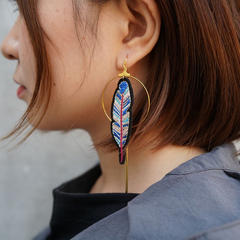 Embroidered cute feather personality exaggerated earrings ear clip - ต่างหู - งานปัก สีน้ำเงิน