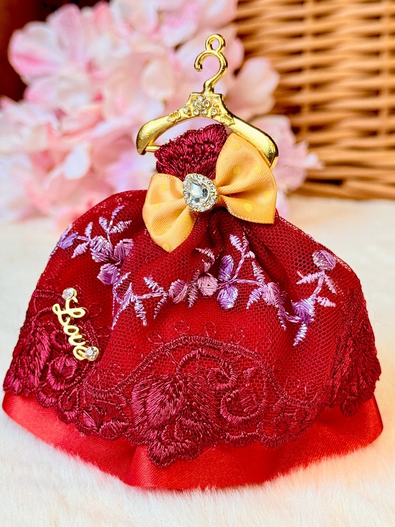 Xincheng Nuhong-Exquisite bright red lace dress keychain - ที่ห้อยกุญแจ - วัสดุอื่นๆ สีแดง