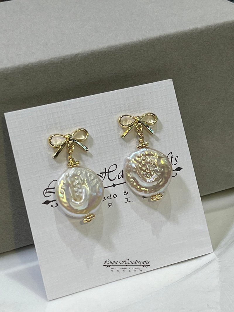 Natural Button Pearl Bow Earrings - ต่างหู - ไข่มุก 