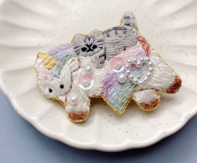 Cat embroidery brooch riding unicorn - Shop chim-neko Brooches - Pinkoi