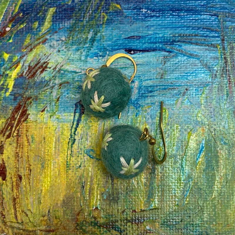 一身毛球系列 -刺繡羊毛球 耳環 - 耳環/耳夾/耳骨夾 - 羊毛 