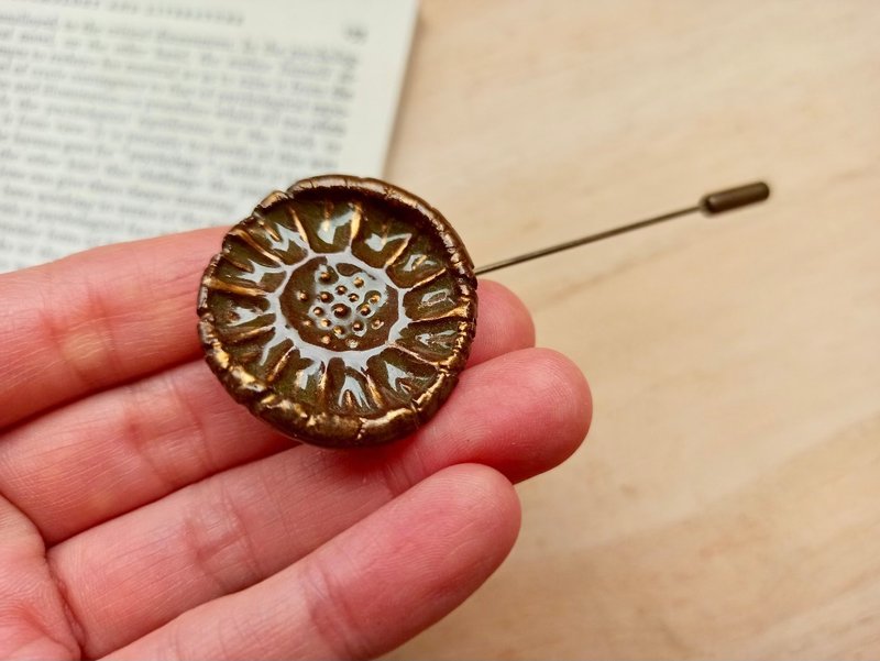 暗綠金花長尾陶別針 - 胸針 - 陶 綠色