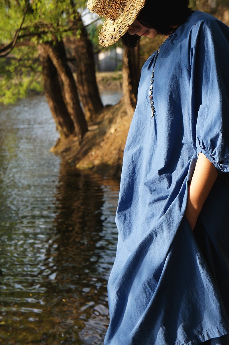 seashell button puff sleeve dress in royal blue貝殼扣長罩衫 - 連身裙 - 棉．麻 藍色