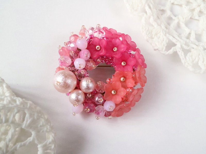 Spring Dream Azalea wreath brooch - Brooches - Glass Pink