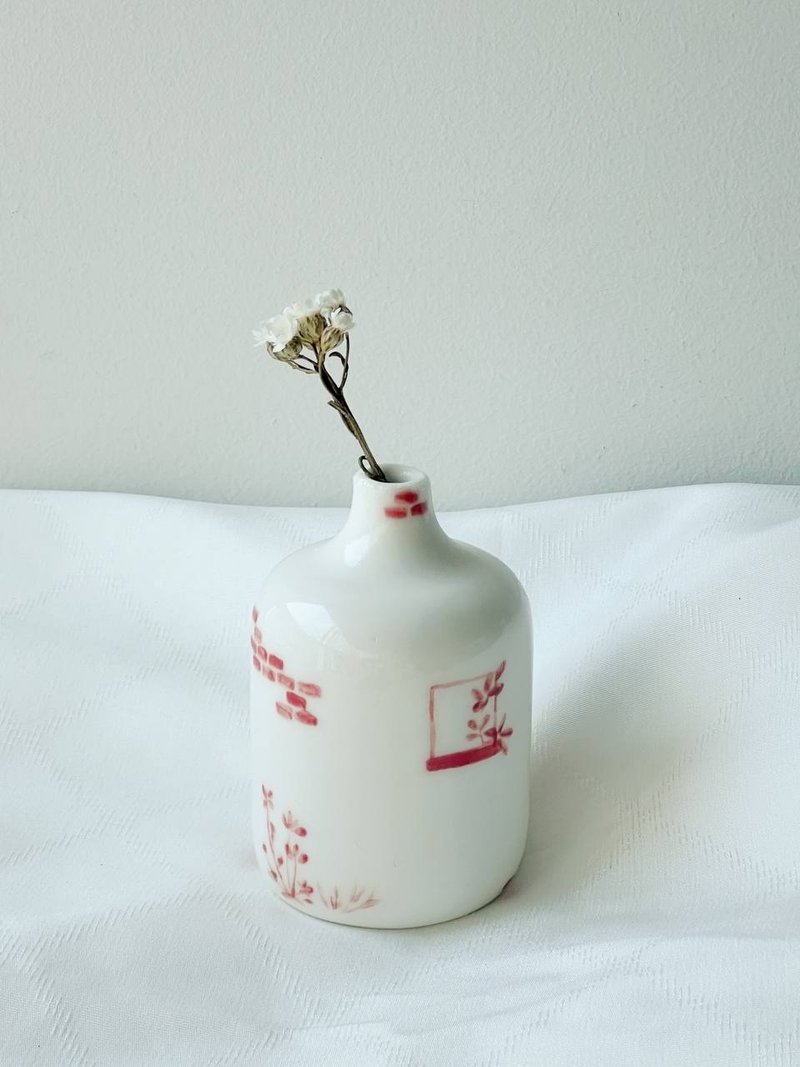 Garden Wall Vase - 花瓶/花器 - 陶 白色