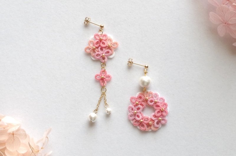 Tatting Lace Hydrangea and Cotton Pearl Asymmetrical Earrings - Pink - ต่างหู - ผ้าฝ้าย/ผ้าลินิน สึชมพู