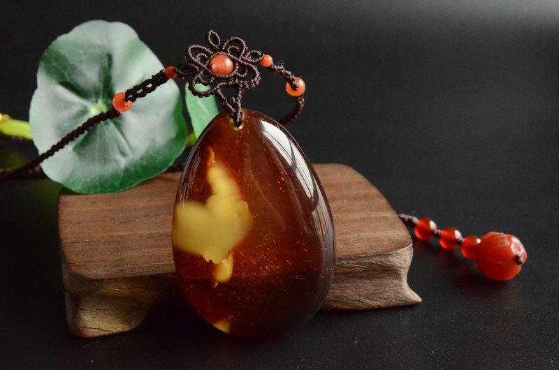 [Yunmengze] Natural rare red skin amber gold twisted honey with golden sand artistic conception pendant necklace - สร้อยคอ - เครื่องเพชรพลอย 