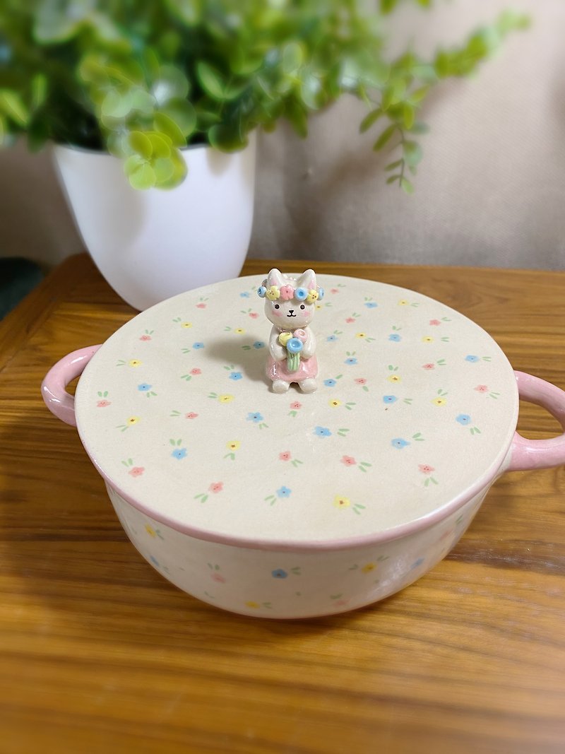 Cute Little cat in the flower garden Handmade ceramic bowl with lid. - 碗 - 陶 白色