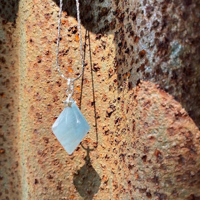 【Lost and find】Natural stone aquamarine gemstone necklace Stone - สร้อยคอ - เครื่องเพชรพลอย สีน้ำเงิน