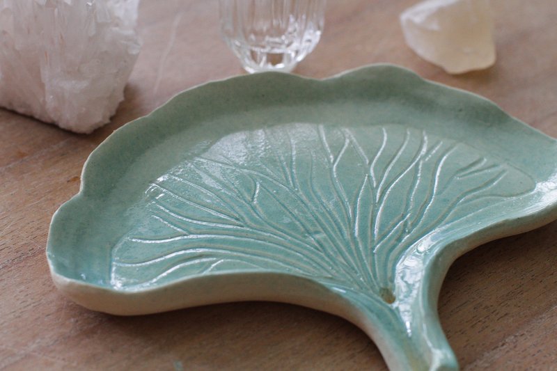 Hand-kneaded green ginkgo leaf-shaped ceramic shallow plate/tea mop/ornament plate/ incense sticks holder - จานและถาด - ดินเผา สีเขียว