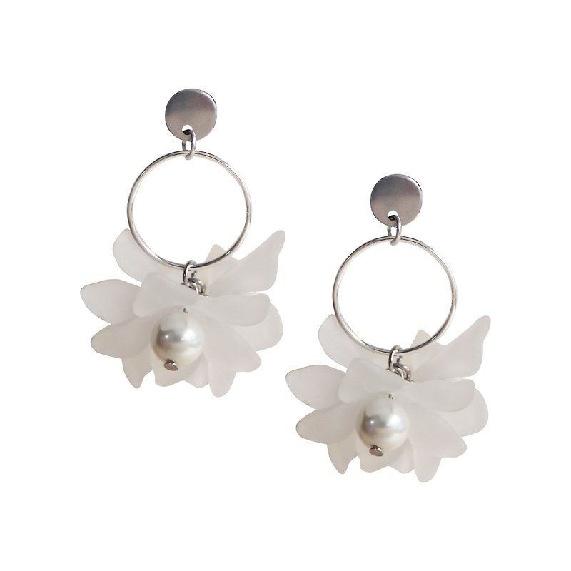 Hydrangea in Pearl | Flower Earrings / Stainless Steel - 耳環/耳夾 - 壓克力 銀色