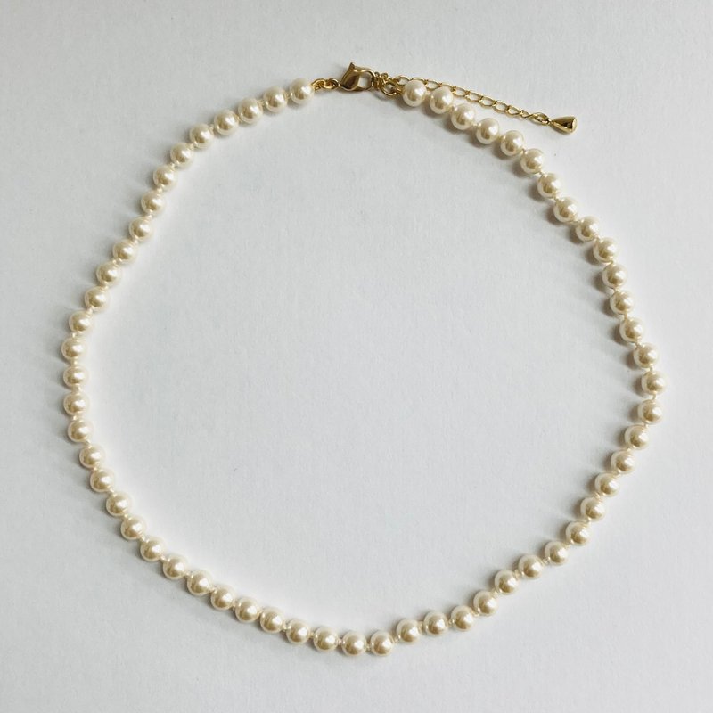 Glass pearl simple all knot necklace/6mm approx. 42cm/cream/G/made in Japan - สร้อยคอ - แก้ว ขาว