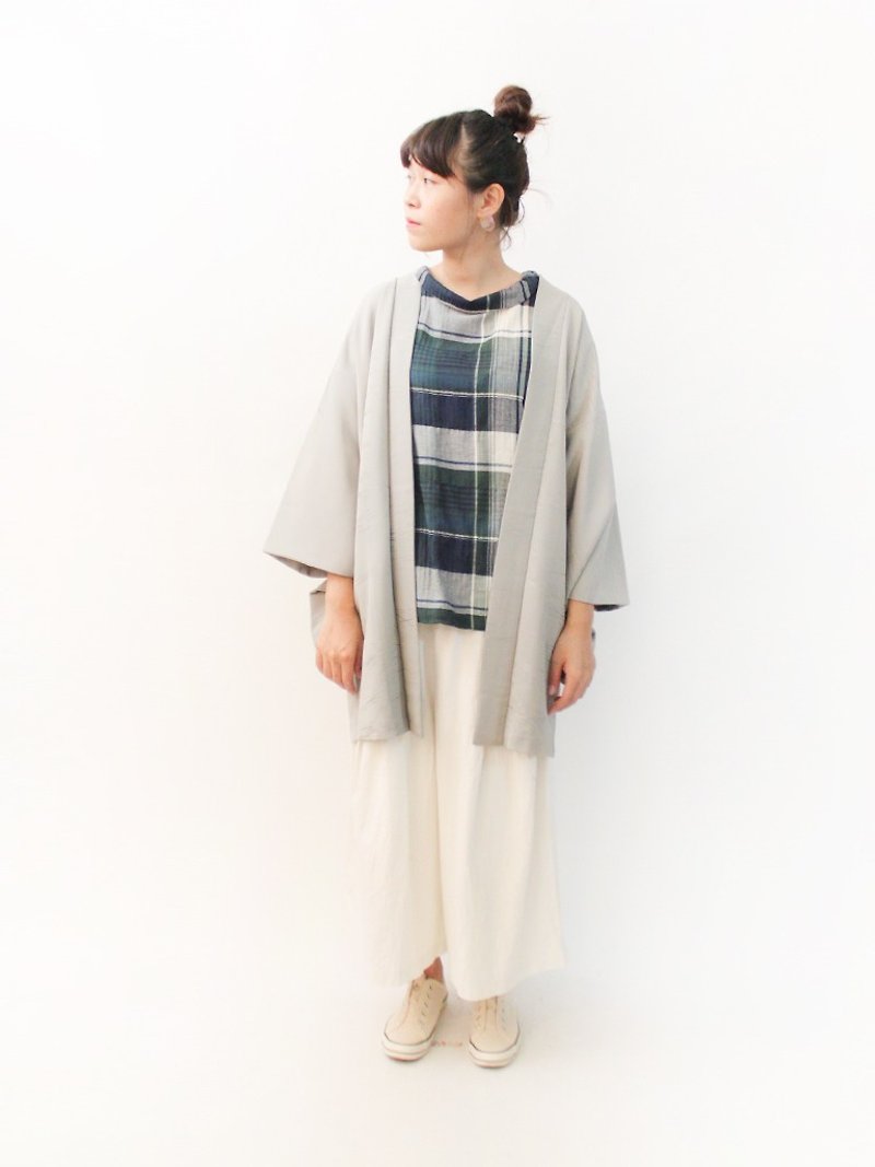 Vintage Japanese style and wind printing elegant gray ancient feather kimono jacket blouse cardigan kimono - เสื้อแจ็คเก็ต - ผ้าไหม สีเทา