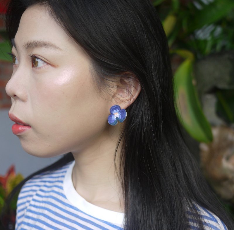 [Flower room training hand embroidery] embroidery earrings - ต่างหู - งานปัก สีน้ำเงิน