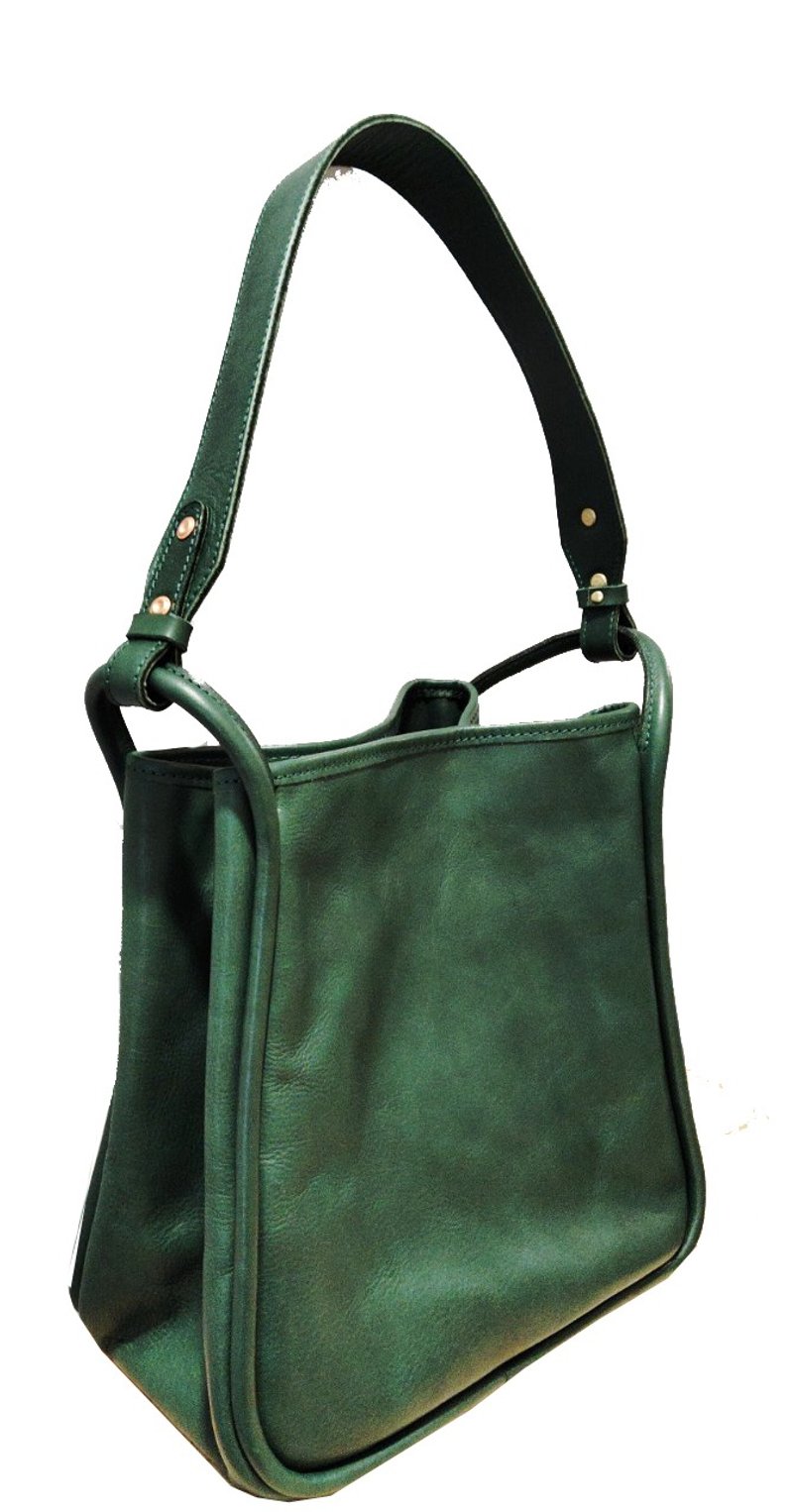 Green vegetable tanned side backpack - กระเป๋าแมสเซนเจอร์ - หนังแท้ สีเขียว