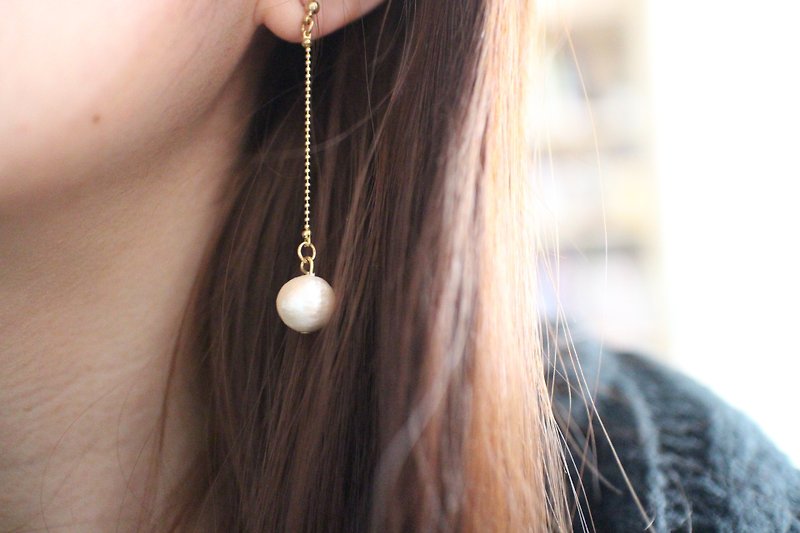 Cotton pearl/brass handmade earrings - ต่างหู - โลหะ 