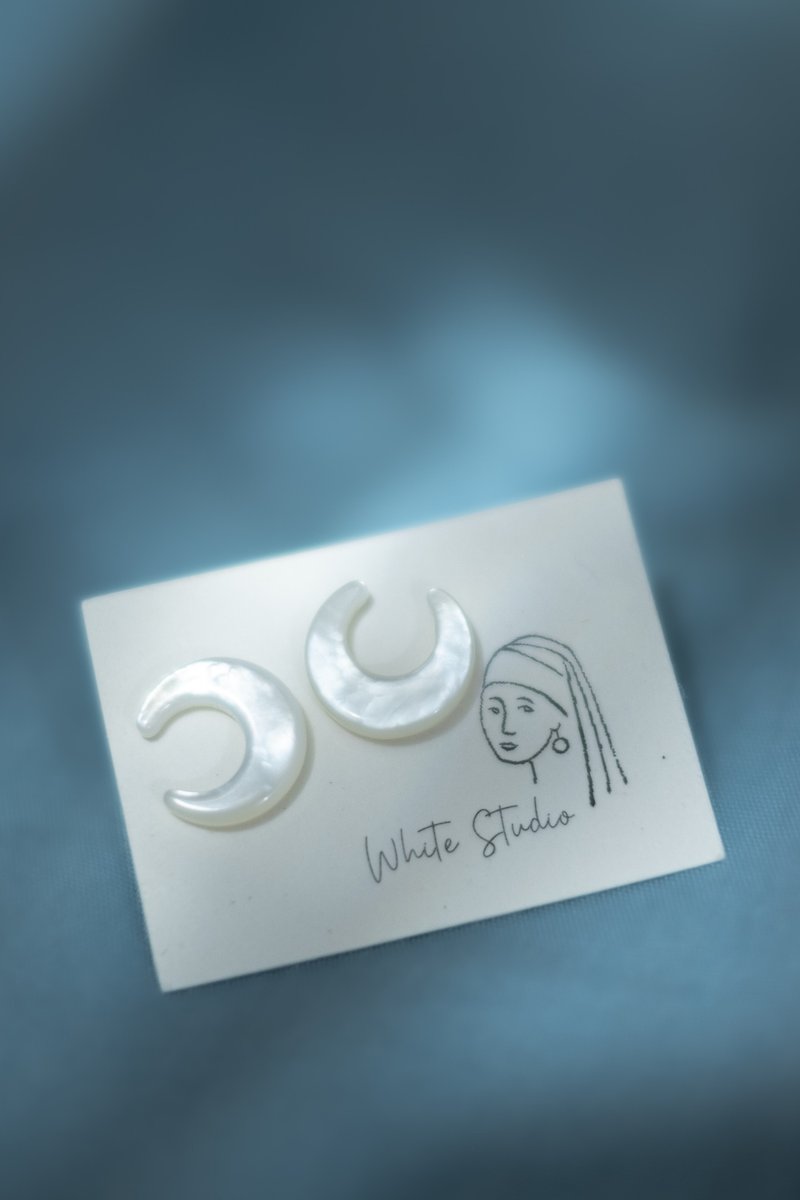 Good night - Mother of Pearls 925 sterling silver Moon earrings - ต่างหู - เปลือกหอย สีเงิน