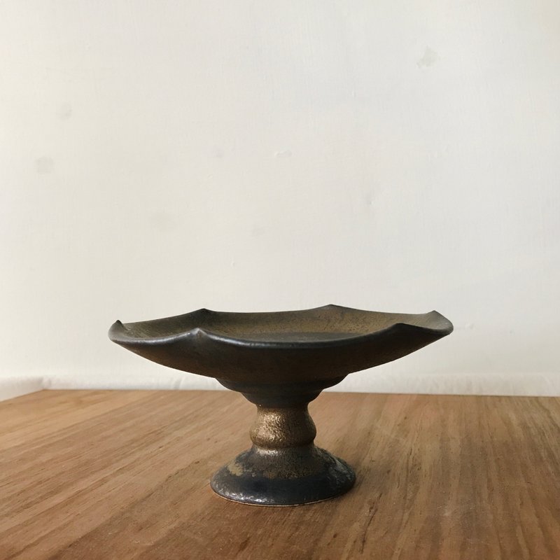 Déjà vu ceramics 陶瓷霧金六瓣高腳盤/裝飾性 非食器 - 擺飾/家飾品 - 陶 金色