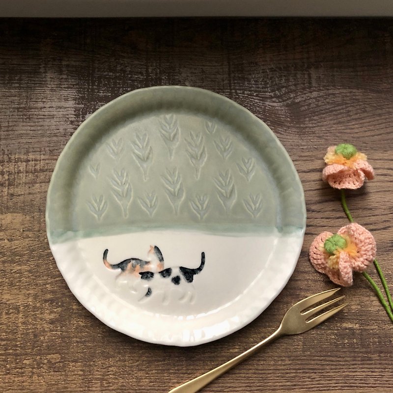 Field Kitten/Handmade Ceramic Dinner Plate 18cm/Sanhua and Black and White Cat - จานและถาด - เครื่องลายคราม หลากหลายสี