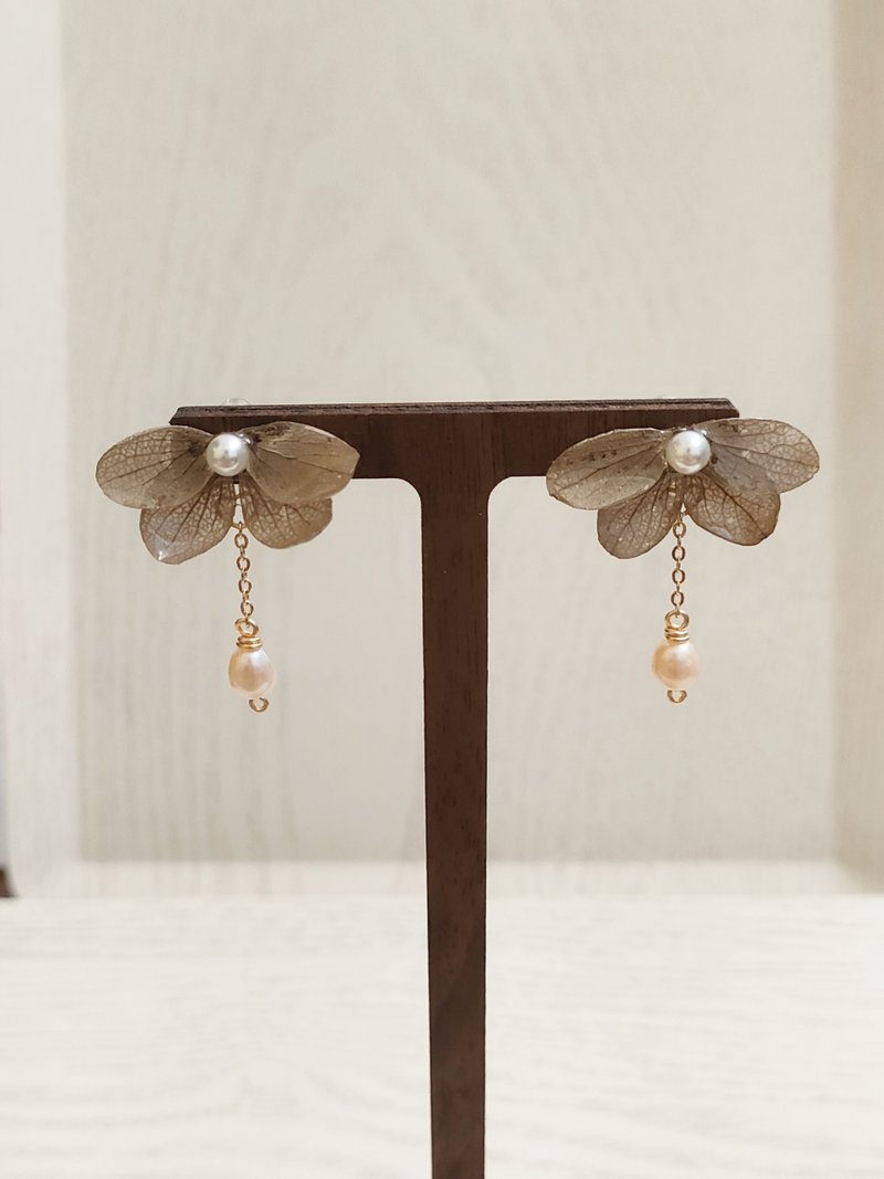 Wooden hydrangea - milk tea - bow - 925 sterling silver earrings - ต่างหู - พืช/ดอกไม้ หลากหลายสี