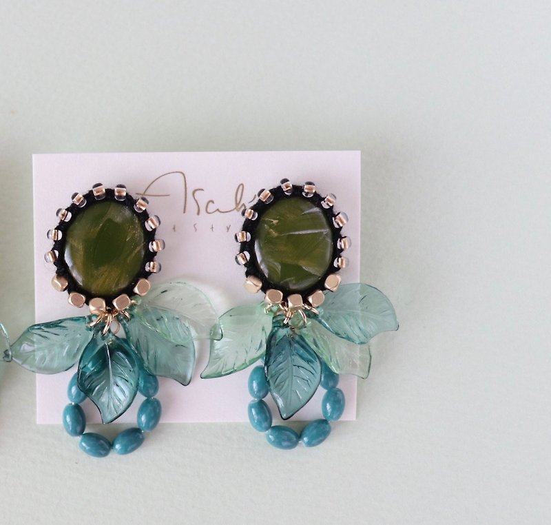 Thread and bead art earrings    khaki - ต่างหู - อะคริลิค สีเขียว