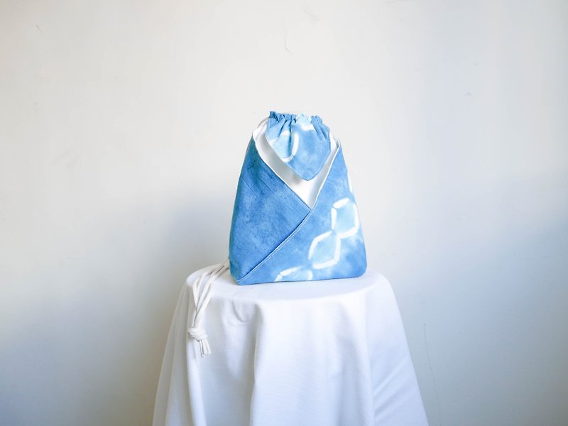 : 菱格藍 : 日式和服包 水桶包 側背包 斜背包 手染 渲染 禮物 - 側背包/斜孭袋 - 棉．麻 藍色