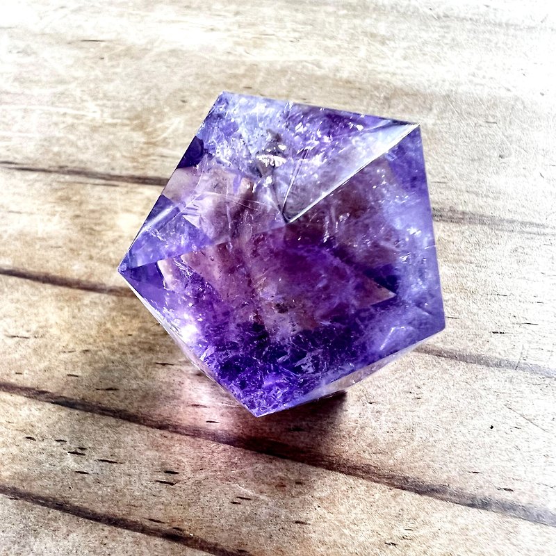 Blast. Triangular section crystal ball ornaments one picture and one noble person l amethyst amethyst ball l - Items for Display - Crystal Purple