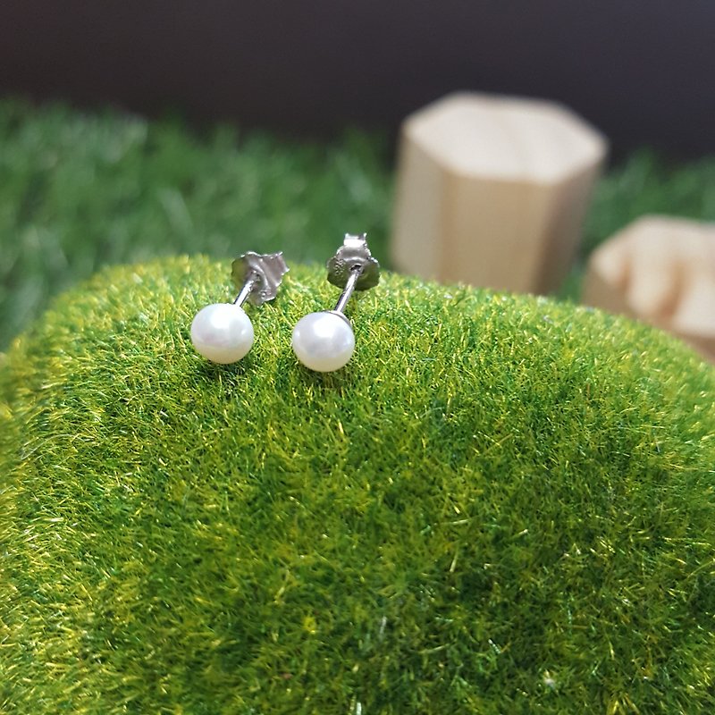 一顆‧珍珠: 傳統淡水珍珠耳釘耳環(白色/4-4.5mm/925純銀) - 耳環/耳夾 - 珍珠 