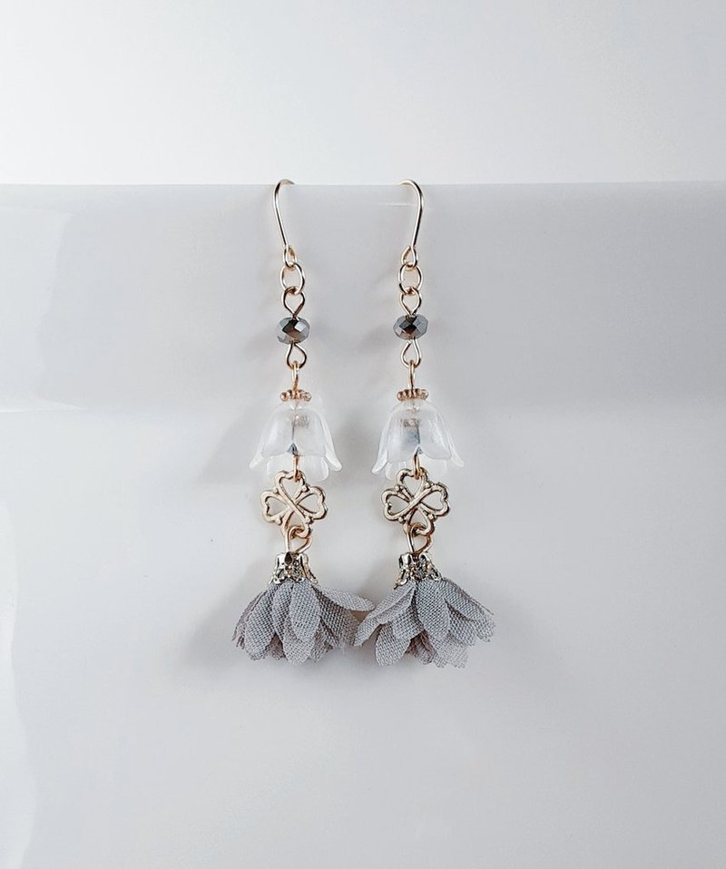 Lily of the valley beads, flower tassels and four-leaf clover earrings, adult gray, birthday gift, stylish earrings, gray, can be changed to hypoallergenic earrings or Clip-On fittings - Earrings & Clip-ons - Glass Gray