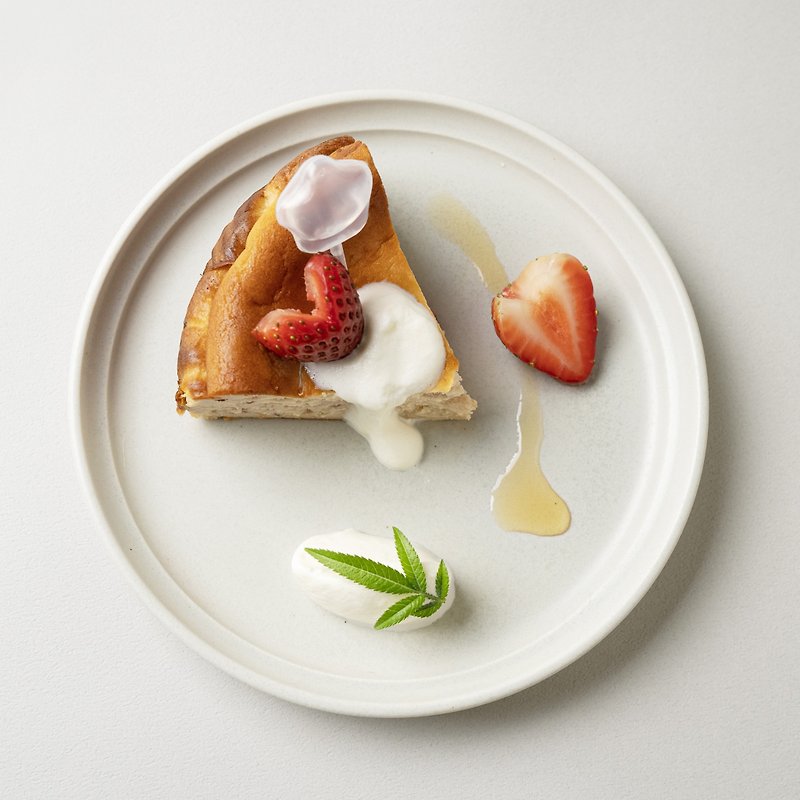 蜜漬櫻花草莓巴斯克乳酪6寸 - 蛋糕/甜點 - 其他材質 
