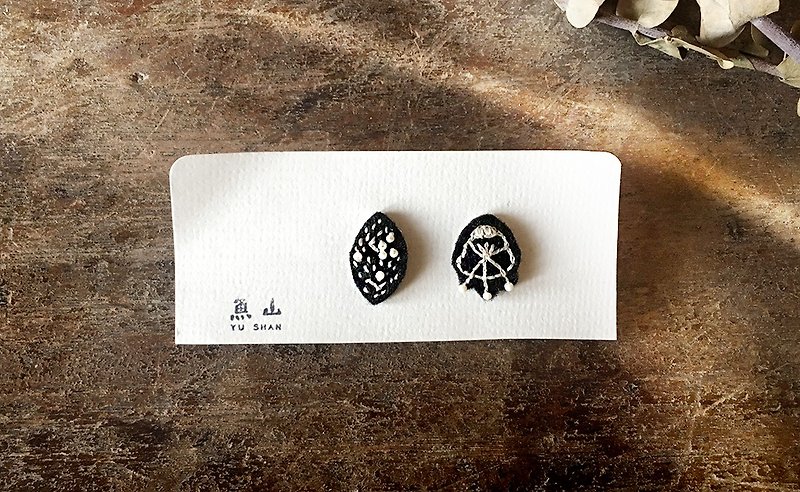 [Black Universe Forest] Embroidered Earrings - ต่างหู - ไฟเบอร์อื่นๆ สีดำ