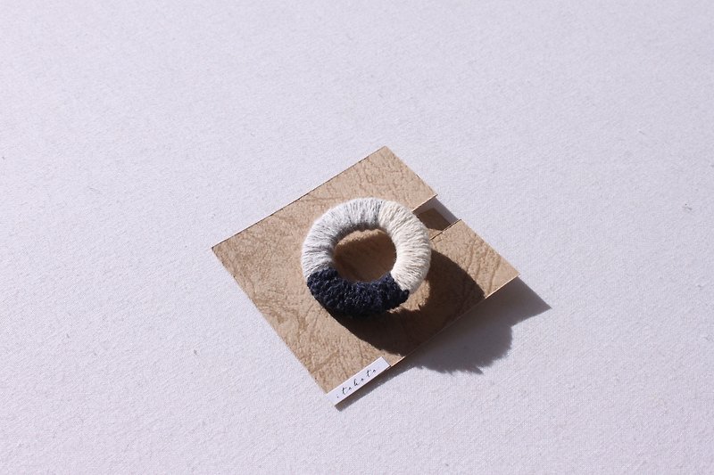 [Recycled cotton] tone brooch - Brooches - Cotton & Hemp Blue