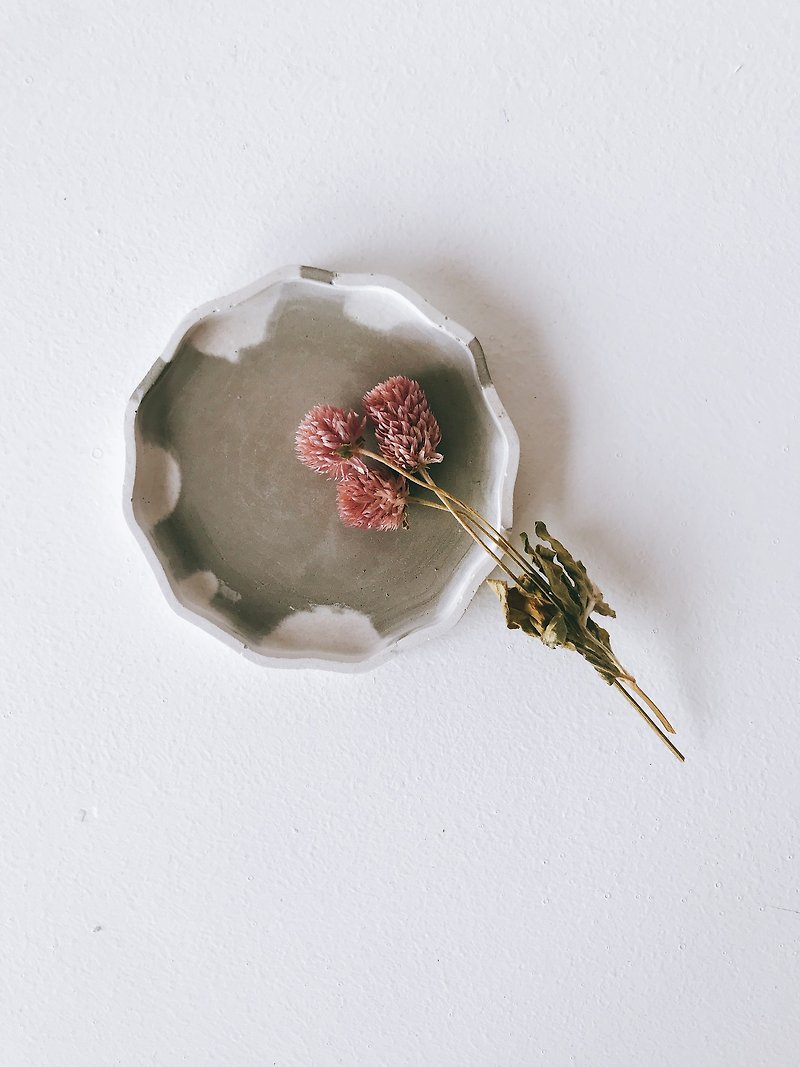Flower Good Moon - Jewelry Plate, Cement Ornaments, Cement Flower Plate - ของวางตกแต่ง - ปูน สีเทา