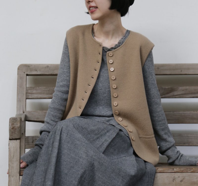 兼具舒適與風格的 100% 純羊毛針織背心 / 駝色 / 251101-1 - 背心/無袖上衣 - 羊毛 卡其色