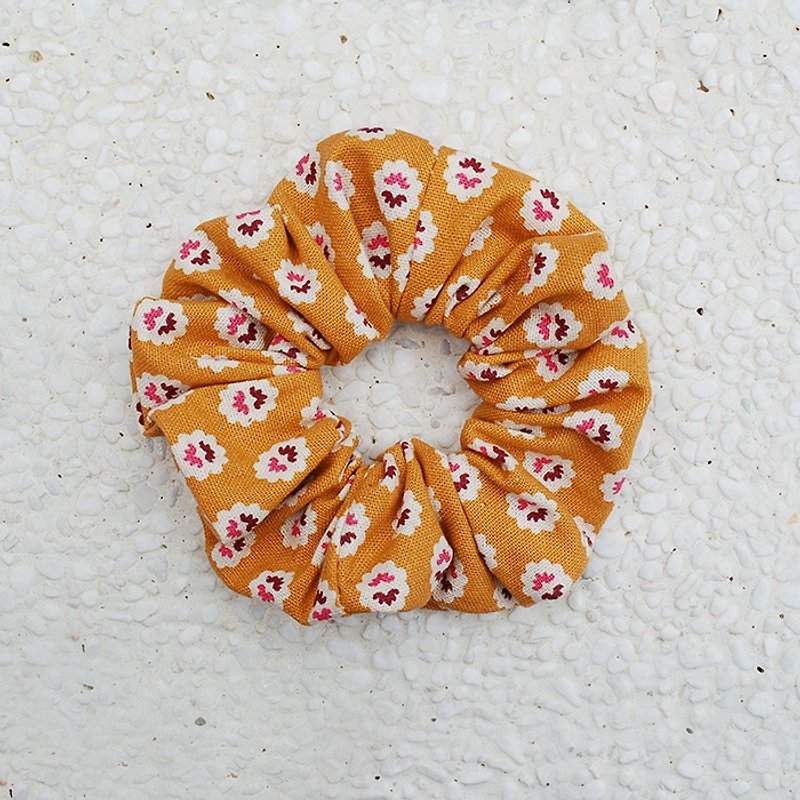 Small floral hair bundle _ yellow / large intestine ring donut hair ring - เครื่องประดับผม - ผ้าฝ้าย/ผ้าลินิน สีส้ม