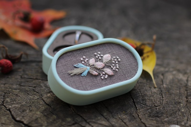 Ring box, Wedding ring box with hand embroidery. - 其他 - 其他材質 多色