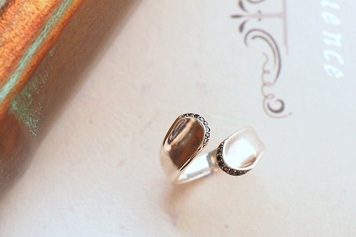 Martina Olga 奧嘉精品工作室 925純銀飾 極簡凹面藝術密鑲鑽 低調奢華質感風格戒指 鑽色可換