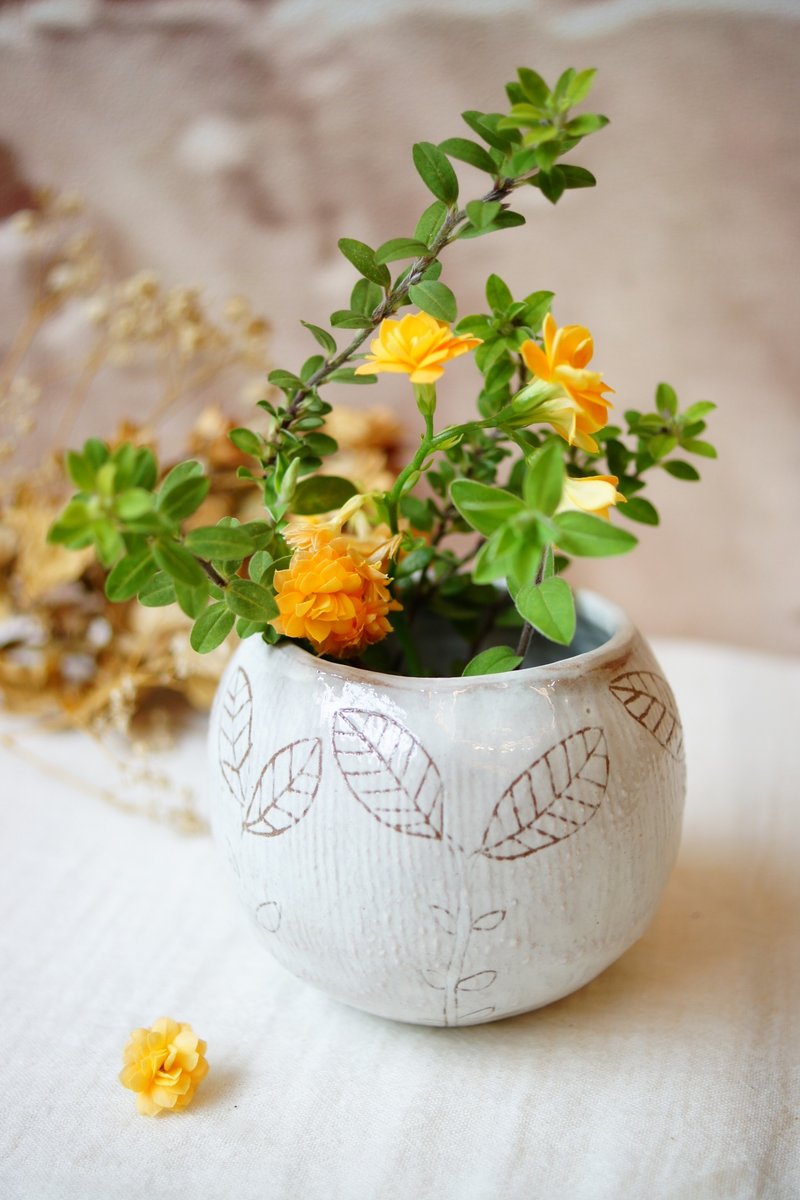 Handmade Spherical Planter Pot Ø5.5cm succulent pot dried flowers vase - ตกแต่งต้นไม้ - ดินเผา ขาว