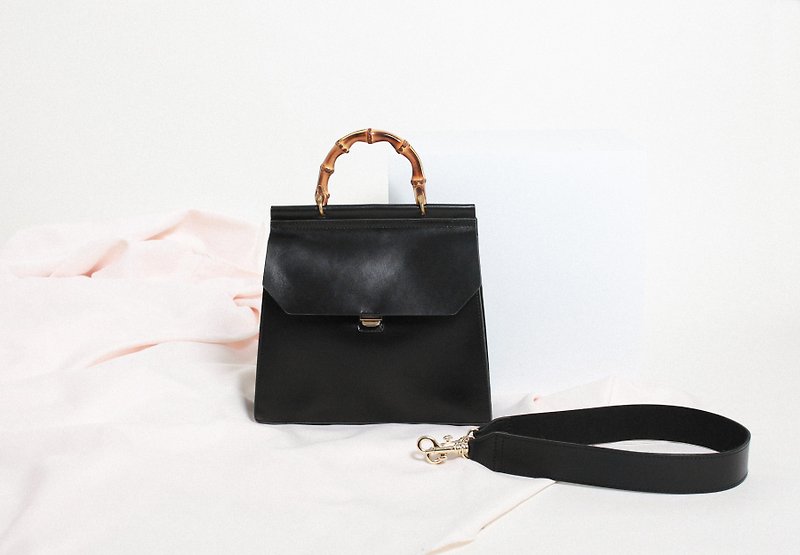 Bamboo Messenger Bag / Brown / Leather / Handbag / Messenger Bag / Vintage - กระเป๋าแมสเซนเจอร์ - หนังแท้ สีดำ