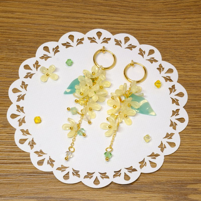 Osmanthus earrings 【Flowers in the Moonlight】 - ต่างหู - เรซิน ขาว