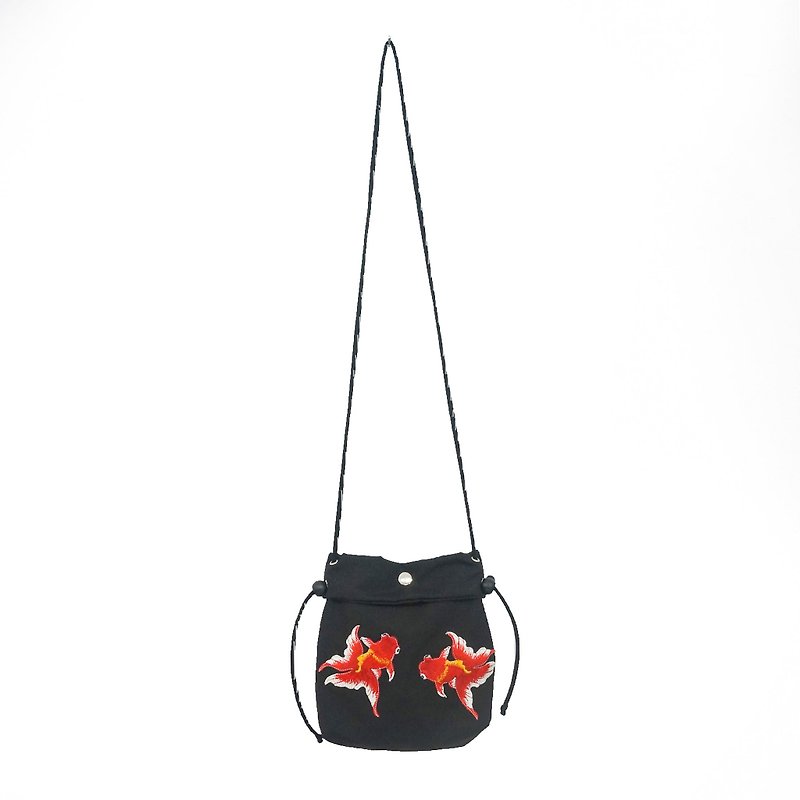Aman No.24 Embroidered Bag Series Little Goldfish Red - กระเป๋าแมสเซนเจอร์ - วัสดุอื่นๆ 