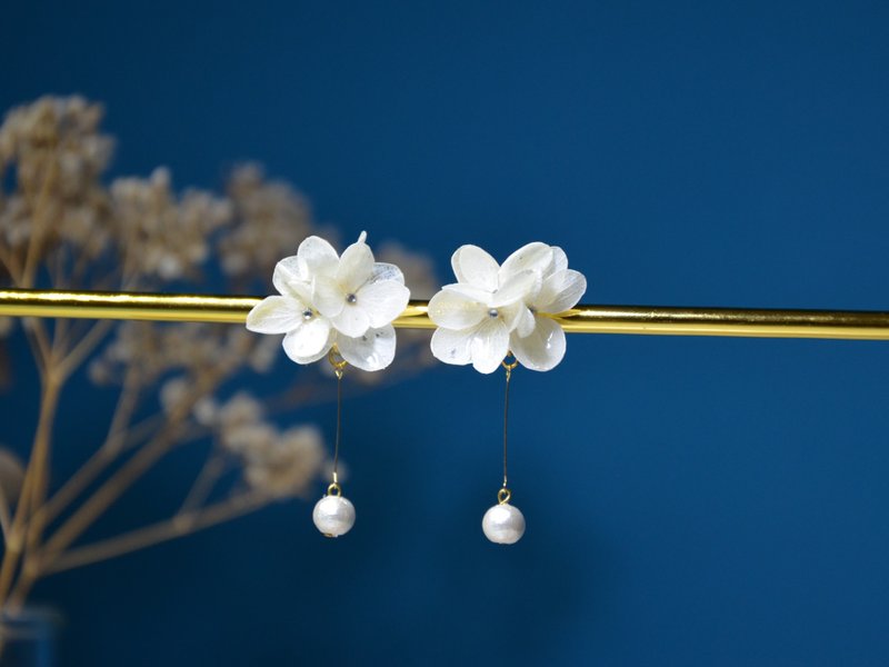 Pure White Waltz - Real flower earrings with Silver925 - Earrings & Clip-ons - Plants & Flowers White