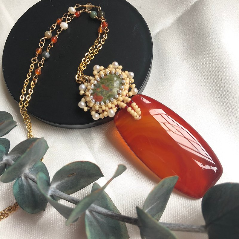 Flower green Stone& onyx beaded pendant - สร้อยคอ - คริสตัล สีแดง