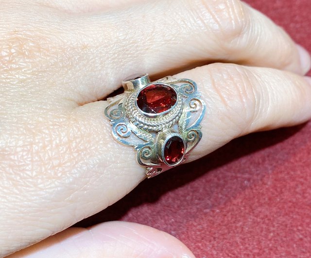 赤色、緑色が出るオパールの手作りシルバーリング 赤色、緑色が出るオパールの手作りシルバーリング