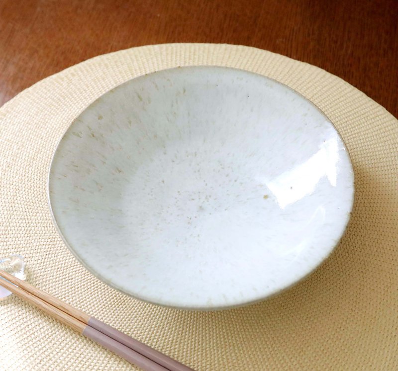 Shallow bowl with celadon and straw ash glaze - ถ้วยชาม - ดินเผา ขาว