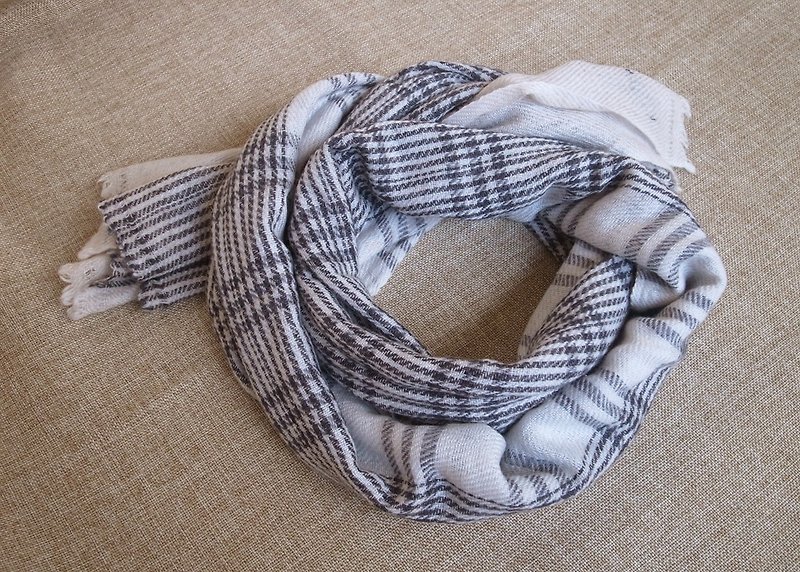 【Grooving the beats】Cashmere Stripes Shawl / Scarf / Stole Handmade from Nepal（Plaid_Grey） - Scarves - Wool Gray
